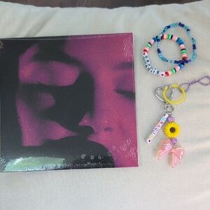 Gracie Abrams That's So True IMPORT 7" Vinyl Bundle With Keychain & Bracelets